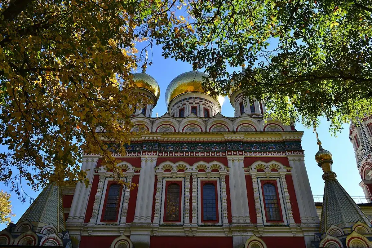 Позлатените куполи и шарената фасада на храм-паметника „Рождество Христово“ край Шипка