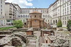 Ротондата „Свети Георги“ сред античните руини в двора между сградите в центъра на София